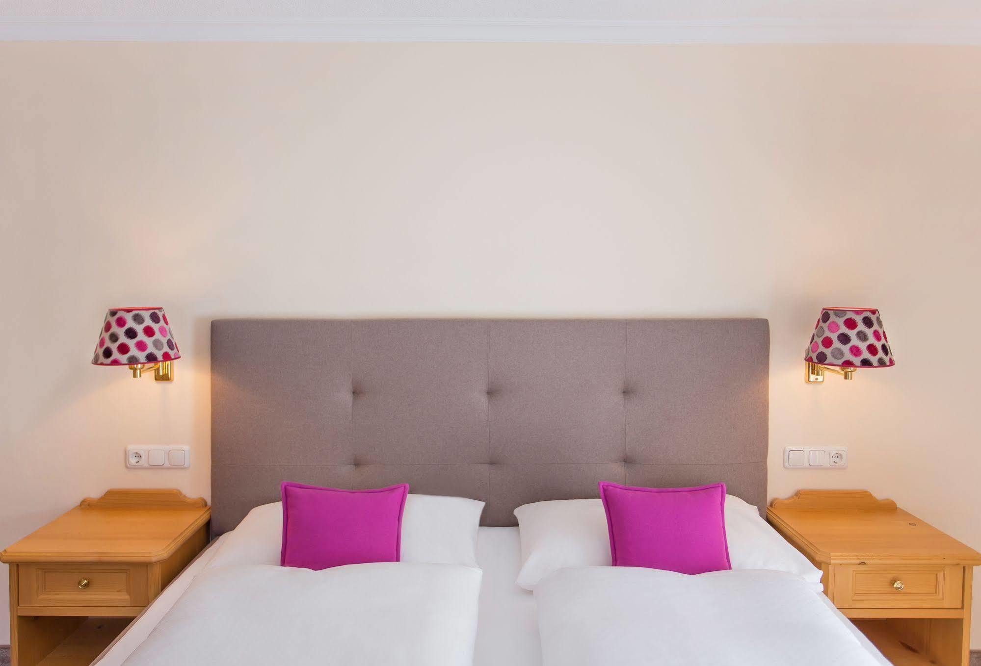 לך אם ארלברג Hotel Garni Edelweiss מראה חיצוני תמונה