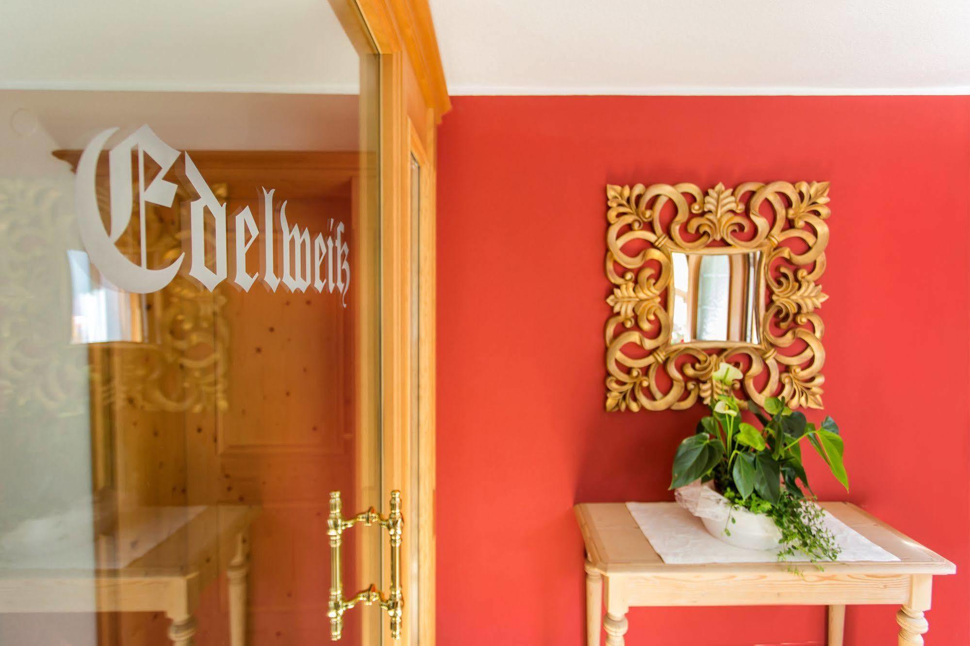 לך אם ארלברג Hotel Garni Edelweiss מראה חיצוני תמונה
